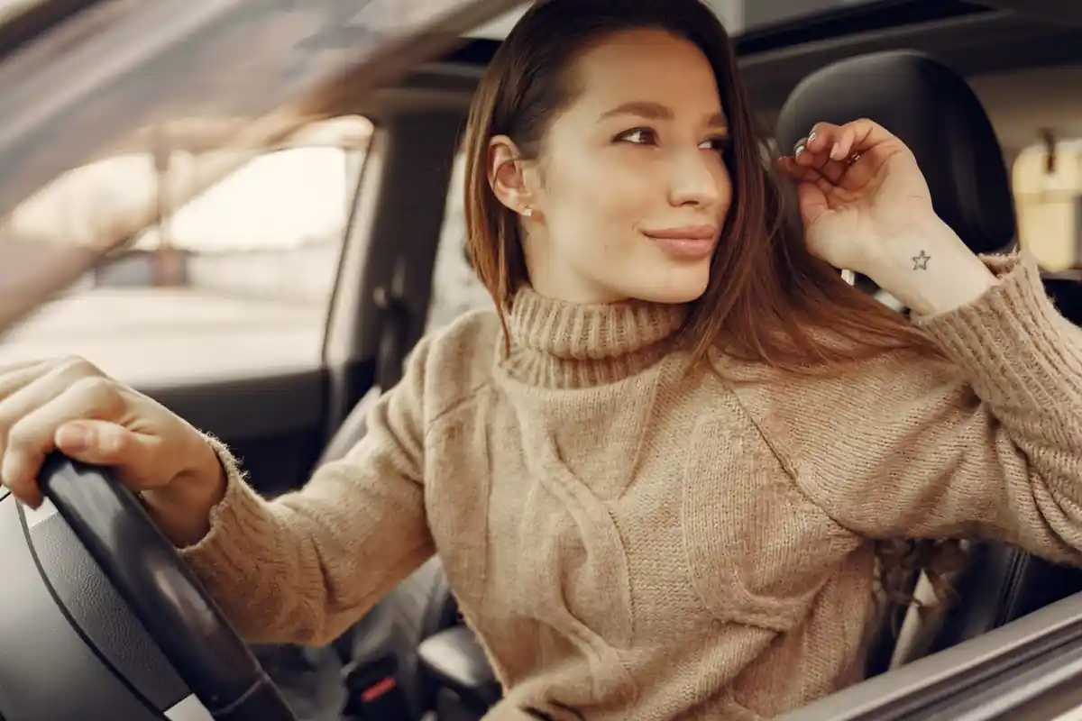 Condutor jovem ao volante de carro moderno