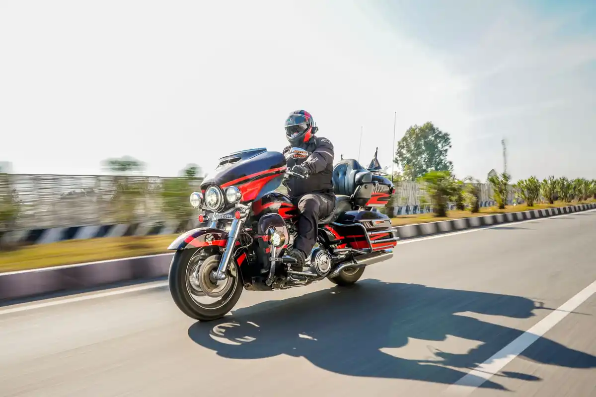 Motocicleta importada em rodovia