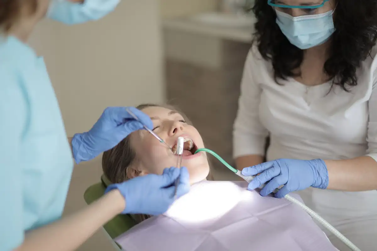 Dentista em atendimento